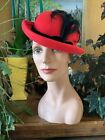 Vintage Czerwony kapelusz z lat 1940. Jaunty Żywy Czerwony drobny filcowy z piórem