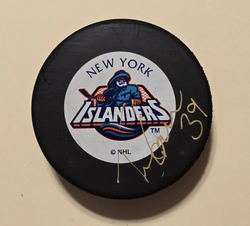 Disco de hockey autografiado por Travis Green New York Islanders de la NHL con certificado de autenticidad AAA Foto 1 de 3