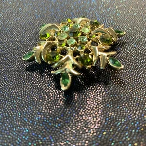 Vintage Prong Set Tri Tone Green Rhinestone Gold Tone Brooch 1.75" Signed Cora - Picture 1 of 12