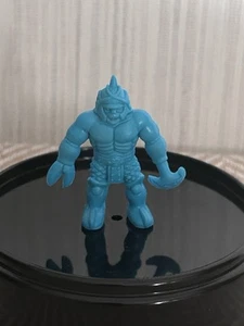 M.U.S.C.L.E. Figura Mattel 1985 azul claro #019 Black Killer “Clase A” - Imagen 1 de 3