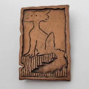 Broche de zorro vintage tono cobre firmado D. C. cómic dibujos animados sello forma marco  - Imagen 1 de 7