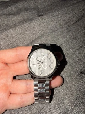 Reloj Gucci 126.4 G Timeless acero inoxidable esfera plateada Foto 1 de 4