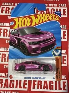 Dodge Charger Hellcat 2020 rosa diecast escala 1:64 interior Hot Wheels Tarjeta 2025 nueva - Imagen 1 de 1