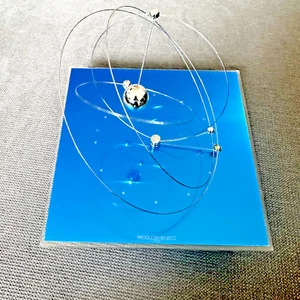 JACO Orbiting Solar System Lucite Clock 7.5x7.5x7.25 Vintage Table Mantle Clock - Bild 1 von 4