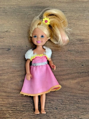 Boneca Barbie irmã CHELSEA 2010 vestido rosa pele loira cauda de pônei brinquedo Mattel menina - Imagem 1 de 4