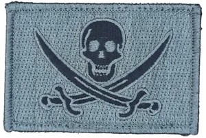 JOLLY ROGER BANDERA CALAVERA ESPADAS PIRATAS TÁCTICO ACU GANCHO OSCURO PARCHE MORAL - Imagen 1 de 2