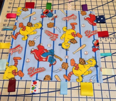 Manta de seguridad amorosa cinta de franela Elmo de béisbol calle sésamo bebé 12" x 12" Foto 1 de 2