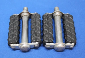 OEM Schwinn 1960's Pedals Pedal w/o Reflectors fits Many for "RIDERS" #2 Short - Picture 1 of 3