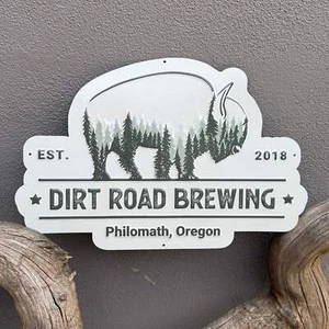 Letrero de cerveza de metal grapadora de hojalata coleccionable Dirt Road Brewing Co: edición de bisonte de pino - Imagen 1 de 1