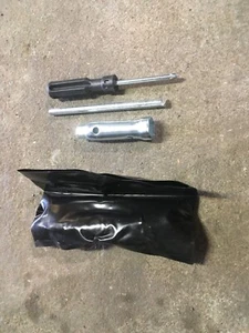 Piaggio Ape 50 (-2017) : Bordwerkzeug - Bild 1 von 1