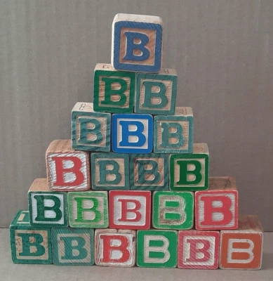 LOTE DE 21 BLOQUES DE MADERA DEL ALFABETO “B” (EL TAMAÑO PROMEDIO DE LOS BLOQUES ES 1-1/8” - 1-1/4”) Foto 1 de 4