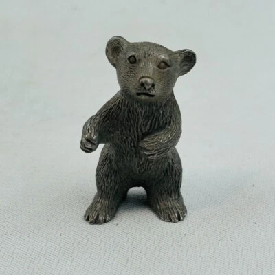 Estatuilla vintage de peltre Bear Cub de 1,5" sin marca Foto 1 de 4