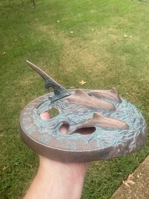 Reloj de sol Dolphin con cola de defín Gnomon aluminio fundido Carson 1992 acabado bronce Foto 1 de 4