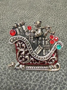 Vintage Weihnachtsschlitten Brosche mit Teddybär & Geschenken - rot & grün Strass - Bild 1 von 3