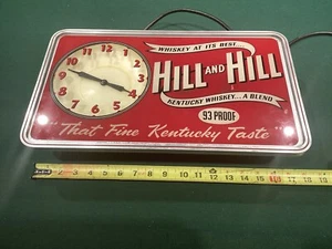 Antica Insegna Orologio Illuminata Hill and Hill Whiskey Price Brothers 17” X 10” Funzionante - Foto 1 di 18