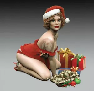Königliches Modell 75 mm (1/24) Pin-up Weihnachtsmädchen sitzt zwischen Geschenken mit Tank 846 - Bild 1 von 1