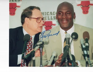 CHICAGO BULLS JERRY REINSDORF SIGNED PRESS CONFERENCE WITH JORDAN 8X10 - Picture 1 of 1