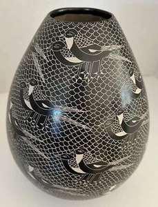 Celia Ortega - Mata Ortiz Pottery - large pot with bird motif - Picture 1 of 6