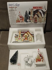 Department 56 Snow Village Christmas Lane The North Pole House sehr selten LESEN - Bild 1 von 7