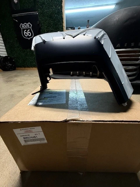 (1) Moldura superior genuína para-choque traseiro Mitsubishi 04-11 Endeavor MR574481 - Imagem 1 de 4