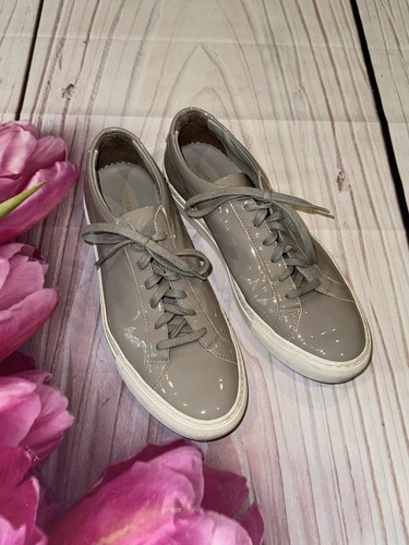 Sneakers Donna By Common Projects Pelle Verniciata 3814 40 7543 Taglia 10 Grigio