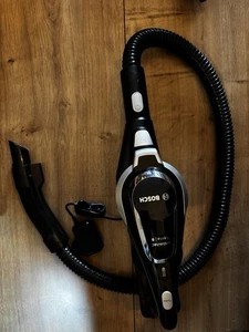 Bosch Akkustaubsauger Unlimited Serie 8 – mit Zubehör - Bild 1 von 4