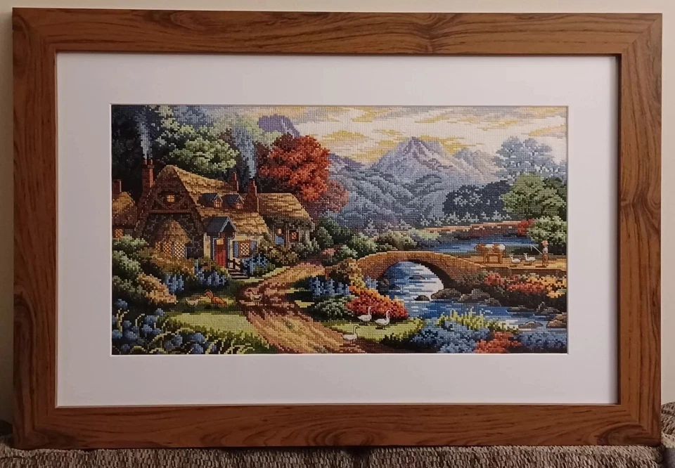 Punto de cruz completo - Escena de granja en marco efecto nogal - 22,5 x 16,5 pulgadas - Imagen 1 de 1