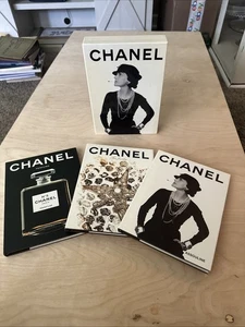 CHANEL (Slipcase Set Of 3 HC Books) Fashion-Fine Jewelry-Perfume Assouline - Imagen 1 de 4
