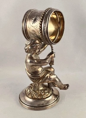 Antigo anel de guardanapo figurativo Reed & Barton SP #1194 querubim drapeado segurando no alto - Imagem 1 de 4