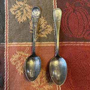 2 Vintage Löffel Souvenirs Admiral Dewey US Flaggschiff Olympia & U.S. Schlachtschiff Texas - Bild 1 von 10