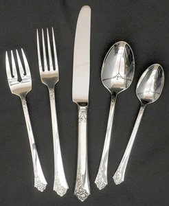 Oneida Silver Damask Rose  5 Piece Place Setting 6038183 - Picture 1 of 1
