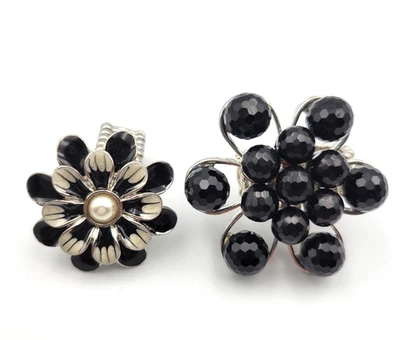 Lote de 2 Anillos Elásticos Flor Negra Tono Plata Esmalte Cuentas Facetadas Foto 1 de 4