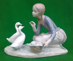 LLADRO ""FUTTER FÜR ENTEN"" MÄDCHEN FÜTTERUNG ZWEI ENTEN"" - 4849. - Bild 1 von 12