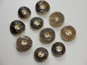 10 Stück Horn Trachtenknöpfe 6 d=20 mm 4 d=17 mm Zierknöpfe mit Muster TK-III-11 - Bild 1 von 3