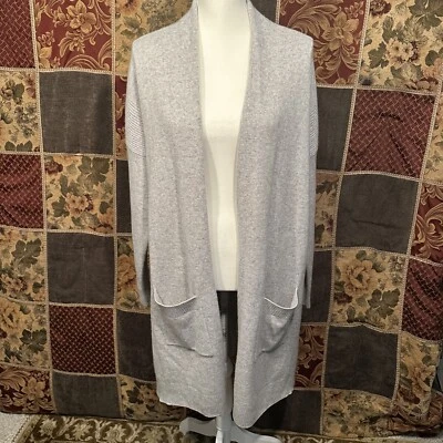 Cárdigan suéter envolvente Athleta para mujer gris medio mezcla de lana cachemir frente abierto Foto 1 de 4