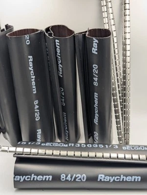 Tubo de manga retráctil envolvente Raychem 84/20 relación 3:1, poliolefina negra, abrazadera Foto 1 de 4