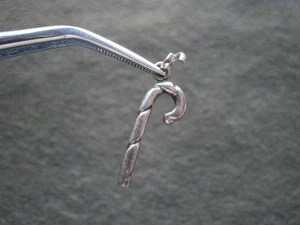 Gedrehte Zuckerstange Vintage glänzend Sterlingsilber Armband Charm Anhänger 1,1 g - Bild 1 von 7