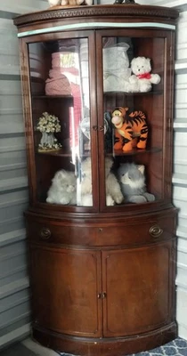Antiguo gabinete de porcelana de esquina Drexel -- caoba -- alrededor de 1950’s Foto 1 de 4