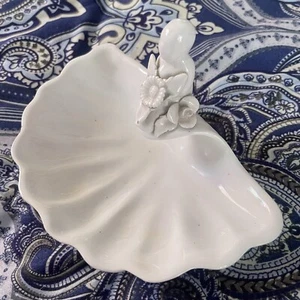 Vtg White Italy Ceramic Figural Baby Flowers Child Putto Clam Shell Trinket Dish - Picture 1 of 13
