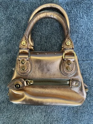 Bolsa Ellen Tracy, couro metálico rosa, mini bolsa tote, fofa, detalhes dourados - Imagem 1 de 4