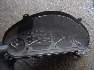 bmw z3 speedometer from 1998 p.no 8371580 - image 1 of 3