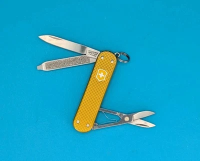 Navaja suiza Victorinox Classic Limited escala alox amarilla/dorada multiherramienta Foto 1 de 4