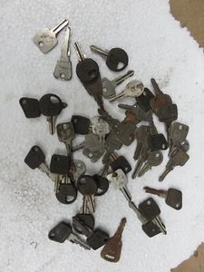 Waso, PJ, Unipart, CBS Gasolina Bloqueo Tapón Llaves Años 70, 80, 90 47 en Total - Imagen 1 de 1