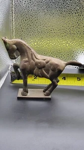Statuina cavallo a dondolo ottone massiccio vintage decorazione scrivania o fermacarte alta 4" 1F6 - Foto 1 di 9