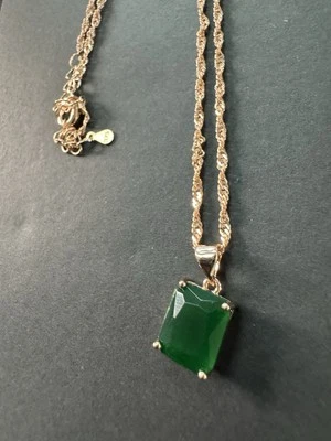 585 14K RG Estampado Piedra Verde Corte Cuadrado Colgante 19” Collar Cierre Cadena Foto 1 de 4