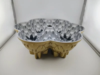 Nordic Ware Aloha Bundt Cake Pan, Gold, 10 Cup, Excellent Shape, **RARE** - Image 1 of 4