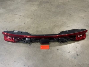 19 20 AUDI Q8 OEM REAR LED CENTER TAILLIGHT TAIL LIGHT ON HATCH 4M8945095E - Picture 1 of 12