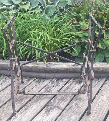 Mesa enrollable de hierro fundido blanca para máquina de coser EE. UU. patas base industrial Foto 1 de 4