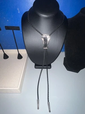 Corbata Bolo de cuero trenzado negro con hebilla deslizante ornamental tono plateado Foto 1 de 4