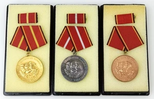 Kompl. Satz VERDIENSTMEDAILLE NVA Gold Silber Bronze Volksarmee NVA MfS Stasi - Picture 1 of 2